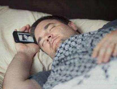 手机辐射到底有多大? 晚上睡觉放多远才是安全距离?