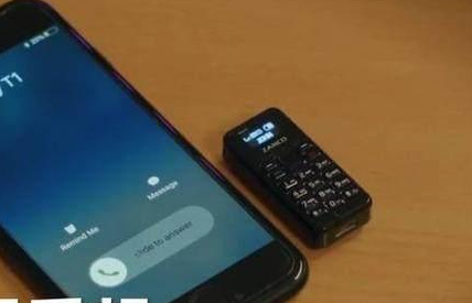 全世界最小的手机比麻将还小，但可能是最好的手机！