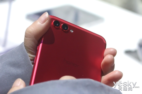 荣耀V10旗舰上手体验，用人工智能开挂吃鸡和王者荣耀的手机？