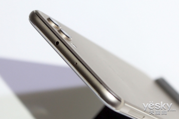 荣耀V10旗舰上手体验，用人工智能开挂吃鸡和王者荣耀的手机？