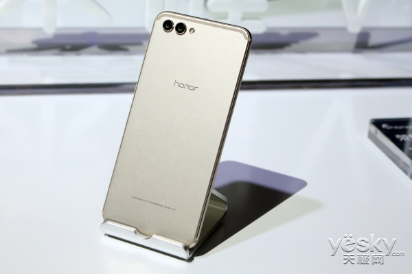 荣耀V10旗舰上手体验，用人工智能开挂吃鸡和王者荣耀的手机？