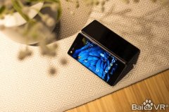 高端手机市场迎黑马 首款折叠智能手机登陆京东