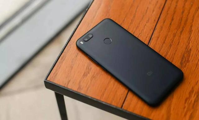 小米新机曝光，全面屏+竖排双摄，年轻人第一台iPhone X？