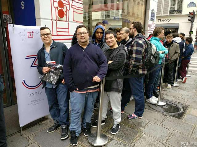 时代周刊唯一推荐的国产手机！不是华为小米，外国人彻夜排队抢购