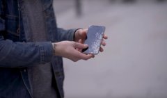 一加广告新套路：当场摔碎路人手机