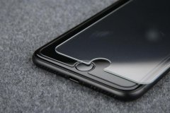 只有中国人才给手机贴膜？其实手机真的没必要贴膜