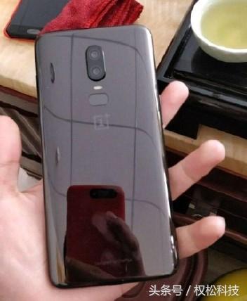 一加6真机正式曝光，新机搭载玻璃机身加刘海屏后置指纹识别！