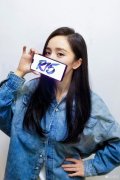杨幂手持OPPO R15真机亮相：一起凹造型