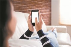 女子长途火车上刷手机 姿势未变竟刷出脑梗塞