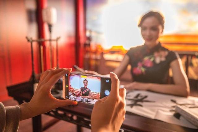 全新未来感一触即发，vivo X21新机海报正式公布！