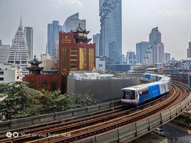 全新未来感一触即发，vivo X21新机海报正式公布！