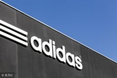 阿迪达斯去年共生产超过100万双海洋塑料垃圾制造的运