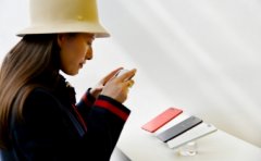 OPPO携手色彩大师Karim打造R15系列流光溢彩新机身