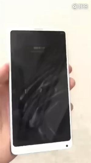 小米MIX 2S白色版真机视频：终于看到下巴了