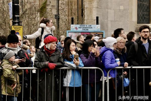 新闻“全欧了”：这个周末马斯克破产了，欧盟护照变色了