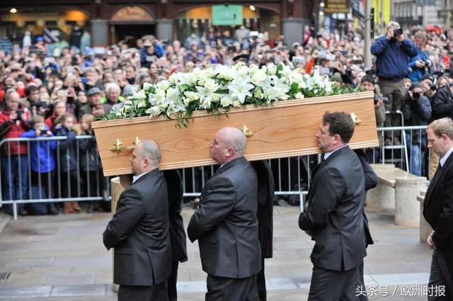 新闻“全欧了”：这个周末马斯克破产了，欧盟护照变色了