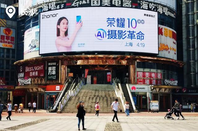 荣耀10“AI摄影革命”线下刷屏,将联合“阿迪”打造手机AR功能!