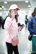 江疏影变粉嫩少女不停刷手机 略施粉黛回眸挥手