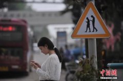 韩推“手机僵尸”APP治低头族 走路时手机自动锁屏