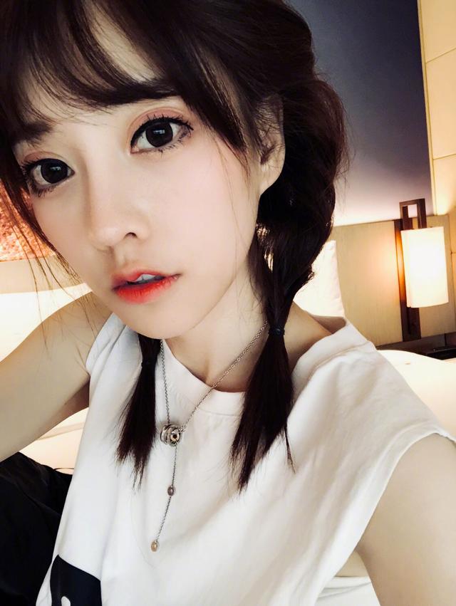 冯提莫正面回应发姐?早期直播镜头曝光!