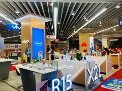 手机市场迎暑促高峰，五星电器称“高颜值拍照”成主
