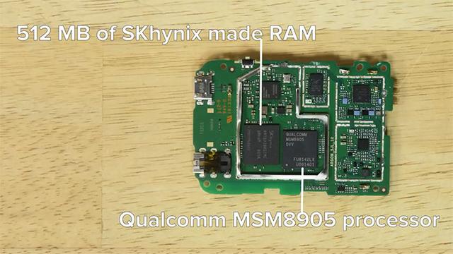 iFixit把诺基亚那台弯弯的手机8110 4G拆了,里面其实很简单