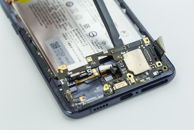 vivo NEX 彻底拆解:可能是迄今为止最复杂的手机