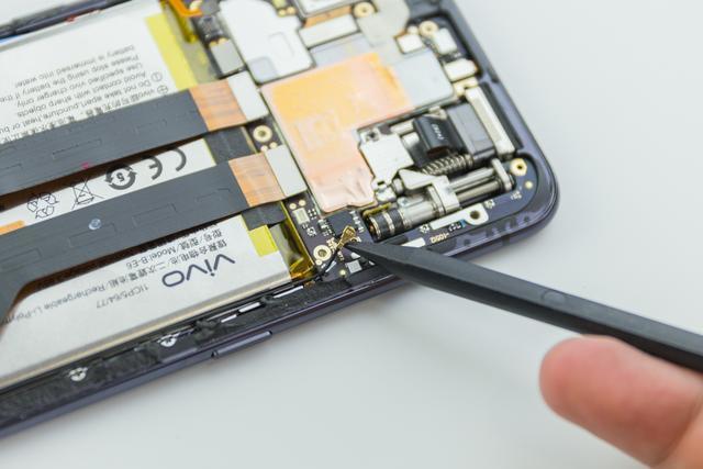 vivo NEX 彻底拆解:可能是迄今为止最复杂的手机