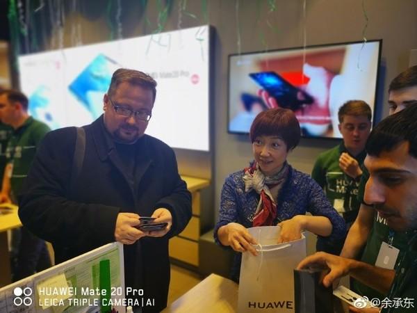 华为Mate 20俄罗斯首销被抢光 存货告急