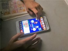 8岁熊孩子用父亲手机玩手游 2小时充了5621元