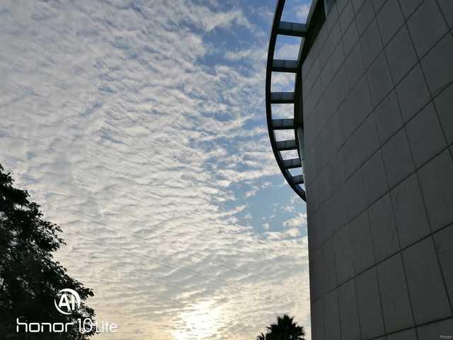 荣耀10青春版评测:2400万AI自拍,绝美青春准旗舰