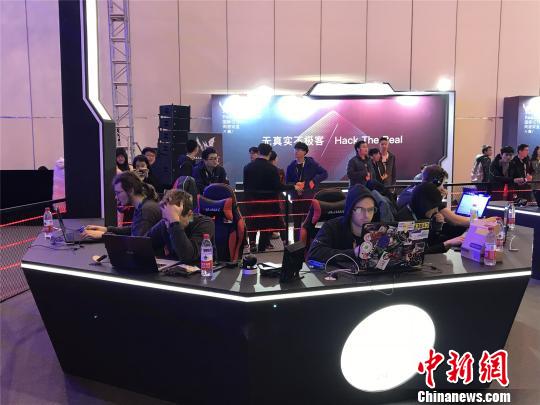 图为参赛战队专注进行比赛。 韩章云 摄