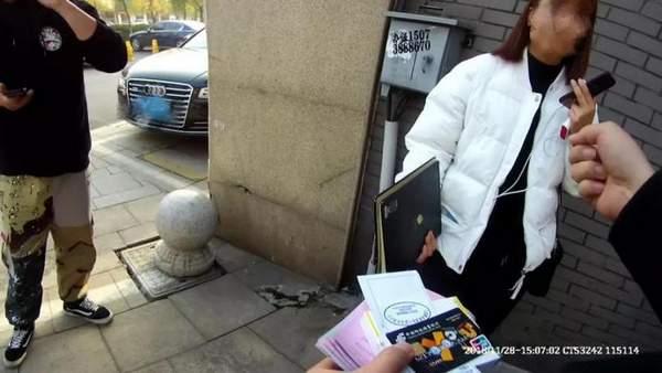 女子接陌生电话疑遭诈骗 警方狂奔呼喊“挂掉挂掉”