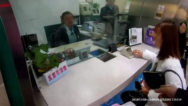 女子接陌生电话疑遭诈骗 警方狂奔呼喊“挂掉挂掉”