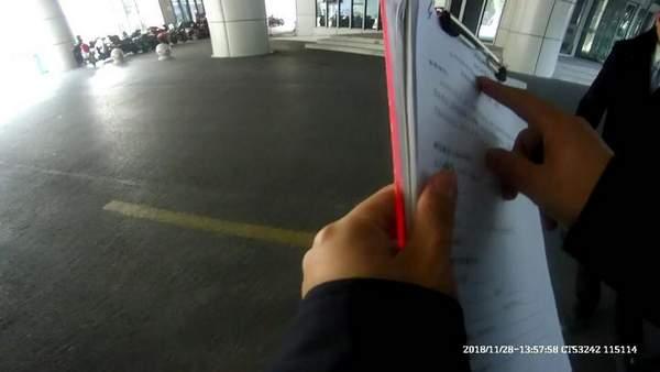 女子接陌生电话疑遭诈骗 警方狂奔呼喊“挂掉挂掉”