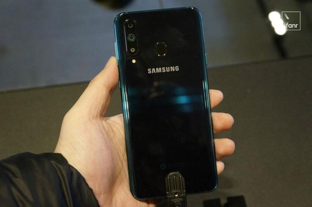 三星发布 Galaxy A8s:全球首款「钻孔屏」手机来了!