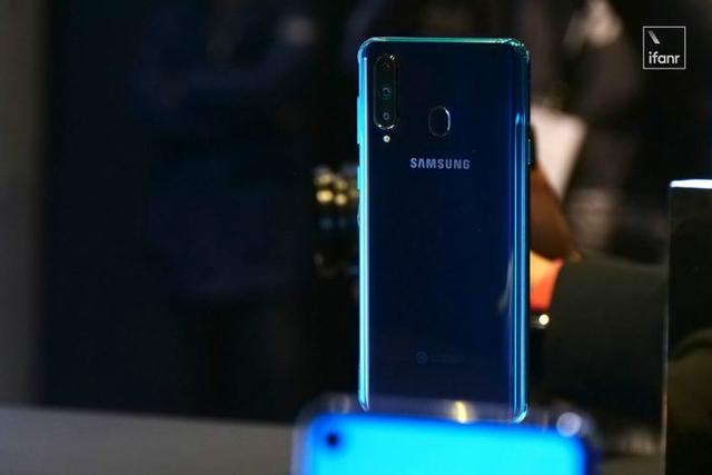 三星发布 Galaxy A8s:全球首款「钻孔屏」手机来了!