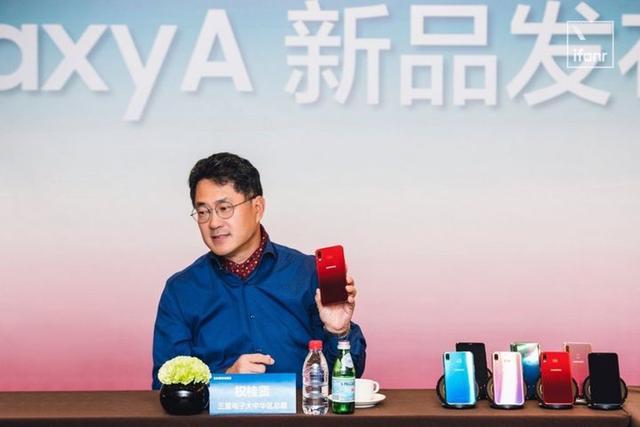 三星发布 Galaxy A8s:全球首款「钻孔屏」手机来了!