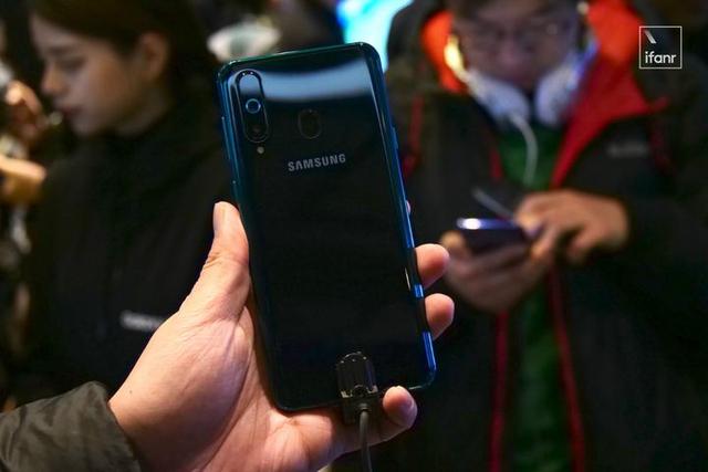 三星发布 Galaxy A8s:全球首款「钻孔屏」手机来了!