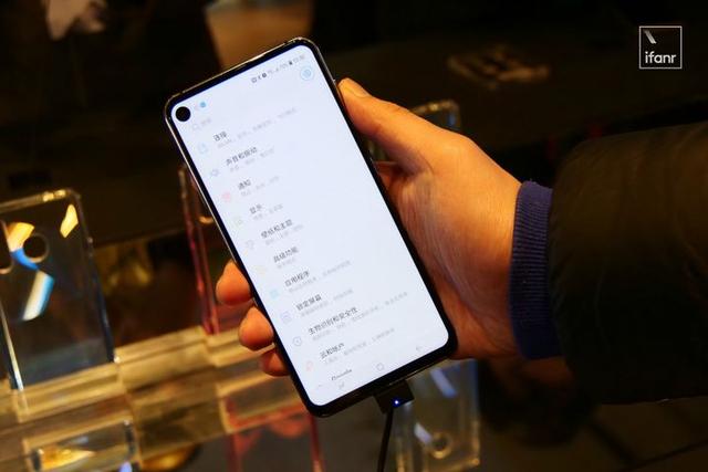 三星发布 Galaxy A8s:全球首款「钻孔屏」手机来了!