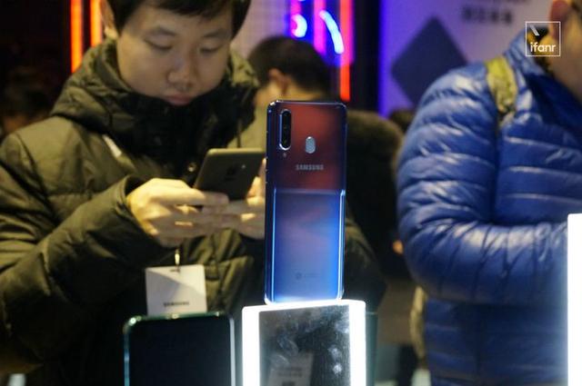 三星发布 Galaxy A8s:全球首款「钻孔屏」手机来了!