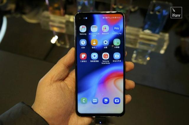三星发布 Galaxy A8s:全球首款「钻孔屏」手机来了!