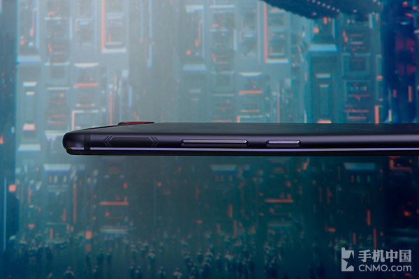 红魔Mars的机身侧面拥有触控按键设计