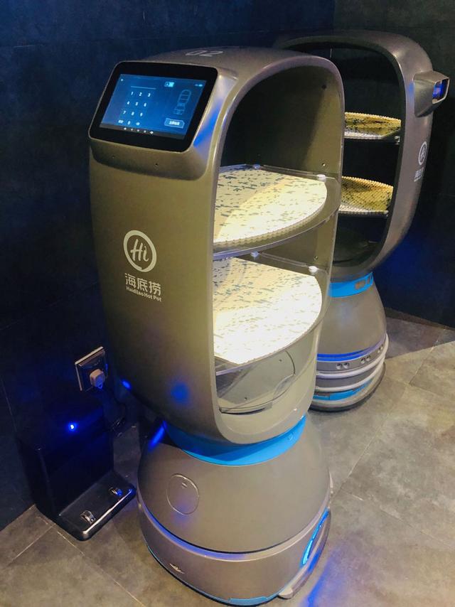 我在海底捞的机器人堆里吃了顿饭,造价1.5亿的新店有什么不同?|你好AI