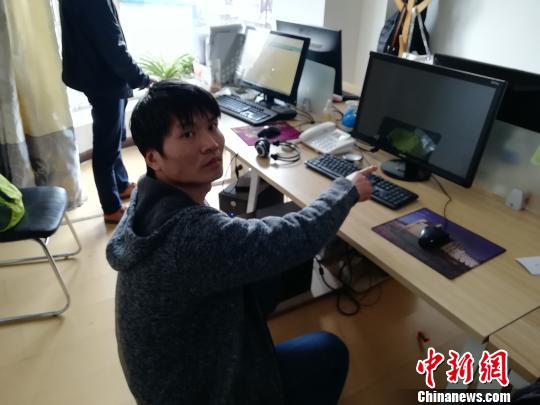 广西警方在山西阳泉抓捕“网络水军”案现场。 警方供图 摄