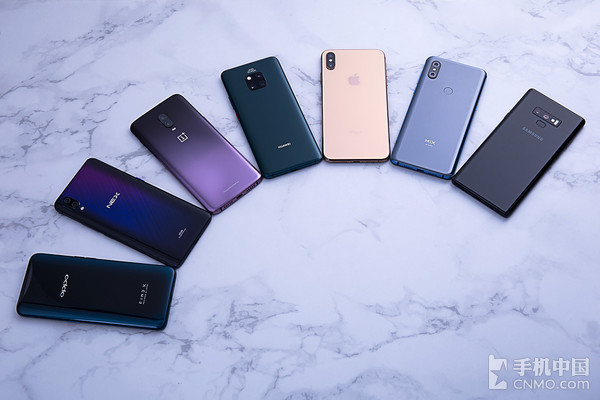 “年度旗舰”入围产品，从左至右：OPPO Find X、vivo NEX旗舰版、一加手机6T、华为Mate 20 Pro、iPhone XS Max、小米MIX 3、三星Note9。