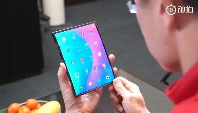 小米公布全球第一款双折叠智能手机
