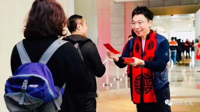 腾讯初八开工万人抢红包:马化腾刘炽平现场派发 队伍堪比春运