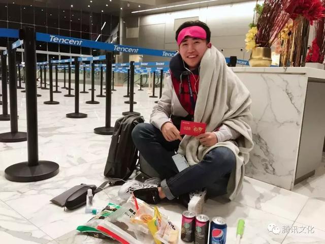 腾讯初八开工万人抢红包:马化腾刘炽平现场派发 队伍堪比春运