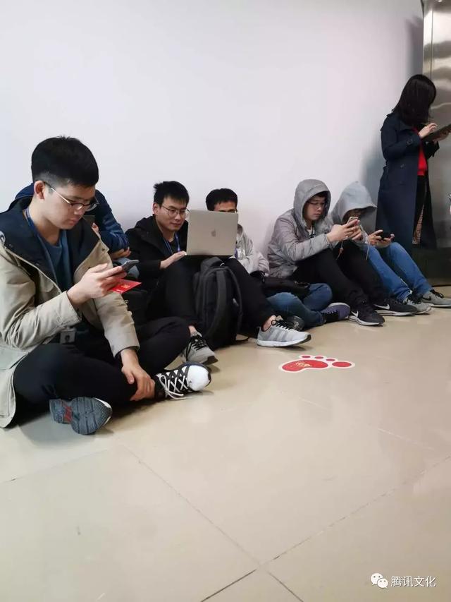 腾讯初八开工万人抢红包:马化腾刘炽平现场派发 队伍堪比春运